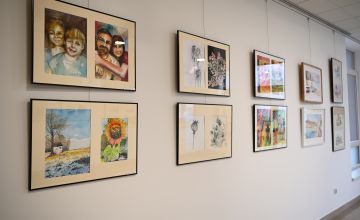 Ściana galerii z obrazami